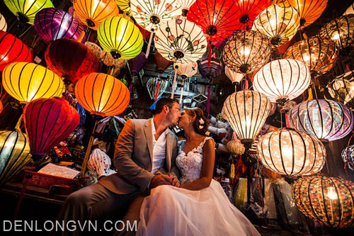 Du khách nước ngoài chụp ảnh cưới bên đèn lồng Hội An
