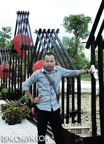 Kiến trúc sư Huỳnh Tâm Nhiên bên giàn đèn lồng cỡ lớn