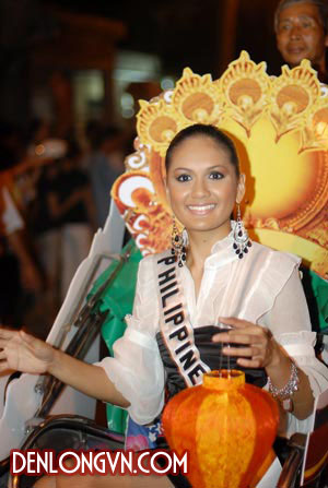 Hoa hậu Philippine diễu hành trên đường phố cùng với chiếc đèn lồng trên tay