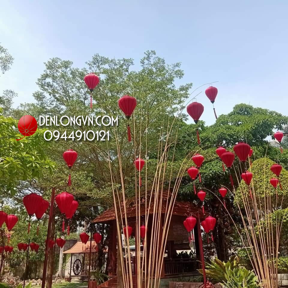 Đèn lồng (Lanterns): Đèn lồng luôn là một phần không thể thiếu trong các lễ hội truyền thống của dân tộc Việt Nam. Với các hình thể đa dạng và màu sắc rực rỡ, chúng luôn thu hút được sự chú ý của du khách và người dân. Hãy cùng chiêm ngưỡng những chiếc đèn lồng tuyệt đẹp, thỏa sức tìm hiểu về ý nghĩa và lịch sử của chúng.