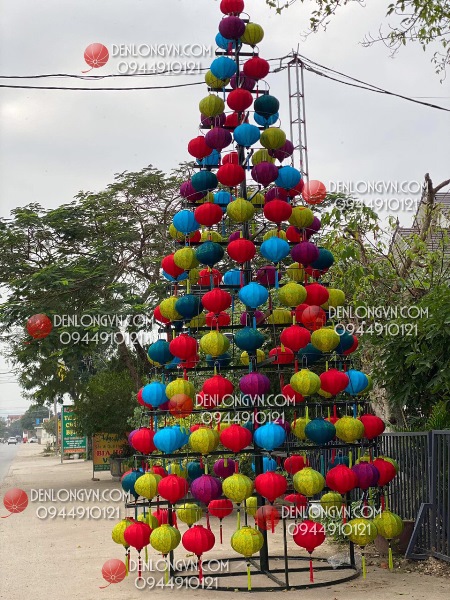 Đèn lồng Hội An đủ màu tạo hình cây thông Noel