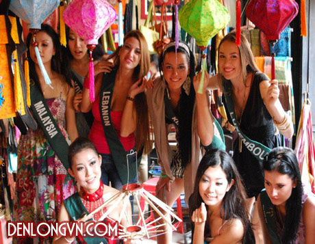 Các hoa hậu chụp ảnh tại Xưởng Đèn lồng Việt