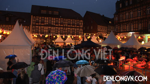 Đông đảo người dân tại thành phố Wernigerode tham gia Lễ hội đèn lồng bất chấp trời mưa