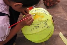 Trẻ em vẽ lên chiếc lồng đèn